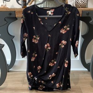 Women’s Amuse Society Black/floral hi-low hem 3/4 sleeve Top. EUC